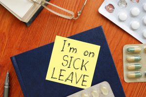 concediu medical în perioada de probǎ